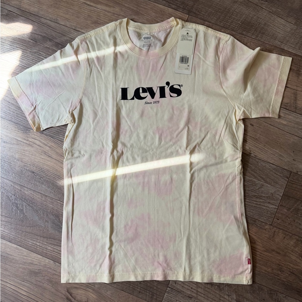Levi's Men’s Pastel Yellow & Pink Logo Tee. Size Small. Relaxed fit. NWT